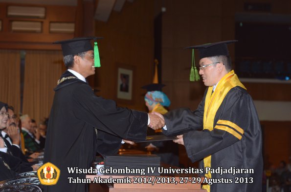 wisuda-unpad-gel-iv-ta-2012_2013-fakultas-keperawatan-oleh-dekan-043