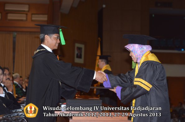 wisuda-unpad-gel-iv-ta-2012_2013-fakultas-keperawatan-oleh-dekan-044