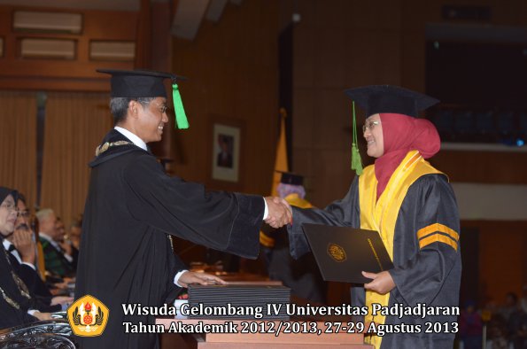 wisuda-unpad-gel-iv-ta-2012_2013-fakultas-keperawatan-oleh-dekan-045