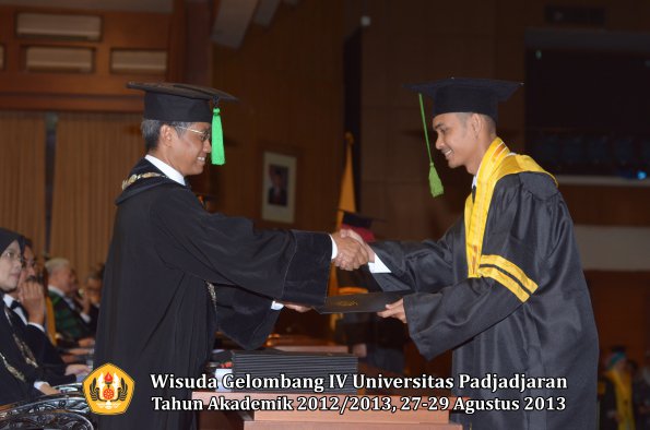 wisuda-unpad-gel-iv-ta-2012_2013-fakultas-keperawatan-oleh-dekan-046