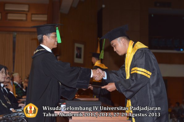 wisuda-unpad-gel-iv-ta-2012_2013-fakultas-keperawatan-oleh-dekan-047