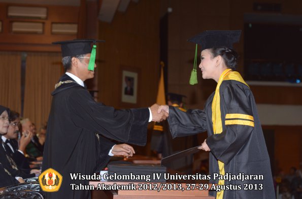 wisuda-unpad-gel-iv-ta-2012_2013-fakultas-keperawatan-oleh-dekan-048