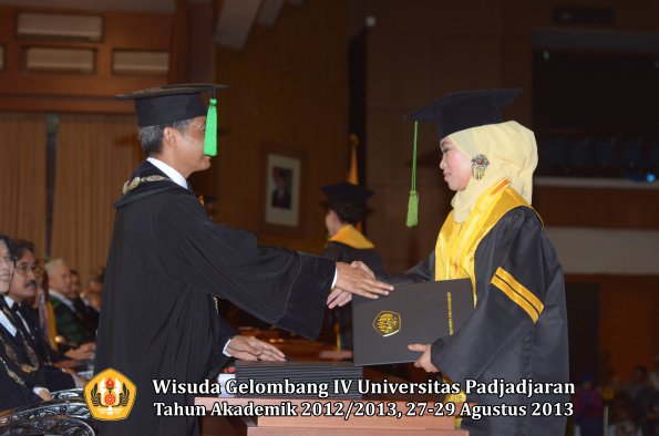 wisuda-unpad-gel-iv-ta-2012_2013-fakultas-keperawatan-oleh-dekan-049