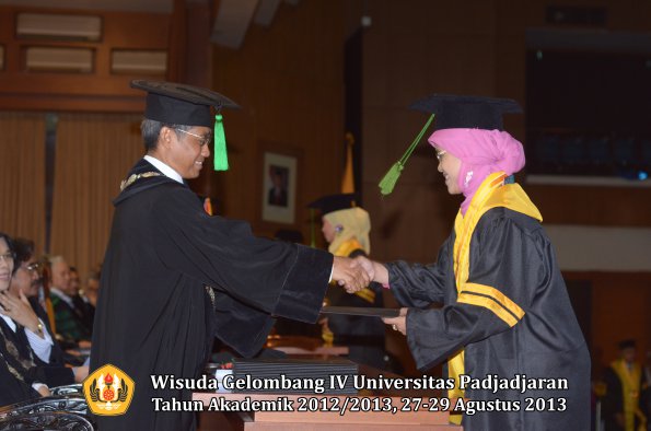 wisuda-unpad-gel-iv-ta-2012_2013-fakultas-keperawatan-oleh-dekan-050