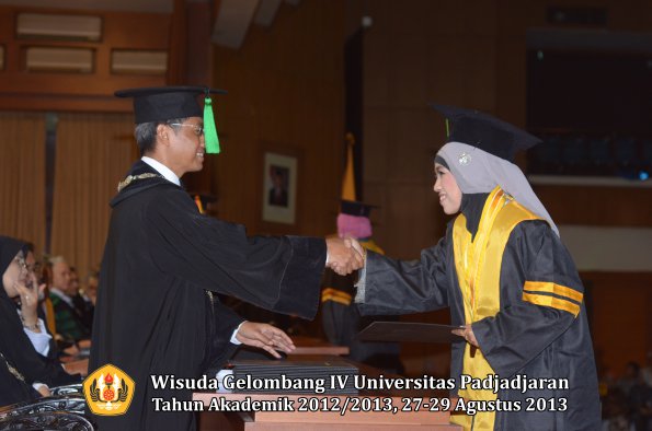 wisuda-unpad-gel-iv-ta-2012_2013-fakultas-keperawatan-oleh-dekan-051