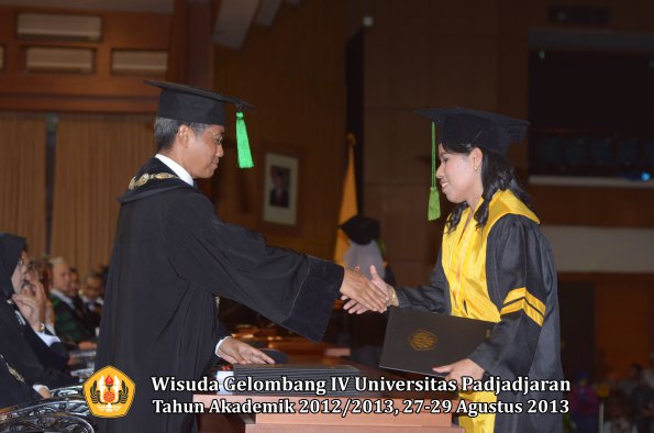 wisuda-unpad-gel-iv-ta-2012_2013-fakultas-keperawatan-oleh-dekan-052