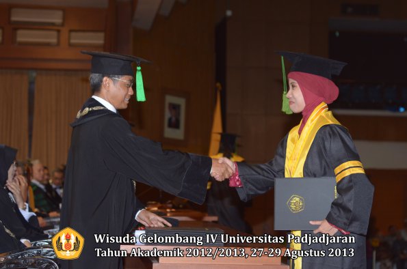 wisuda-unpad-gel-iv-ta-2012_2013-fakultas-keperawatan-oleh-dekan-053