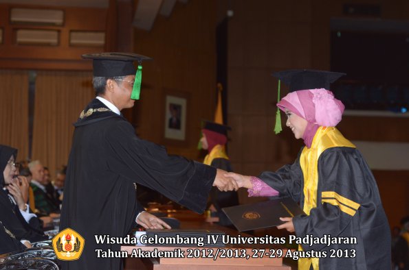 wisuda-unpad-gel-iv-ta-2012_2013-fakultas-keperawatan-oleh-dekan-054