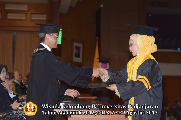 wisuda-unpad-gel-iv-ta-2012_2013-fakultas-keperawatan-oleh-dekan-055