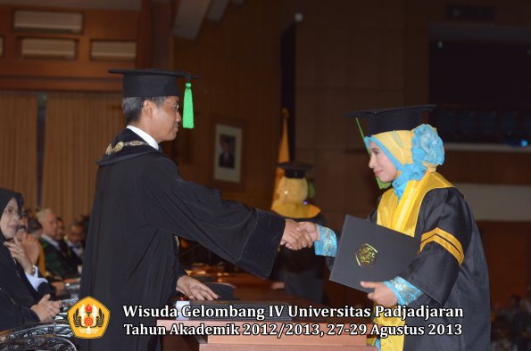 wisuda-unpad-gel-iv-ta-2012_2013-fakultas-keperawatan-oleh-dekan-056