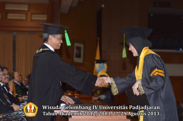 wisuda-unpad-gel-iv-ta-2012_2013-fakultas-keperawatan-oleh-dekan-057