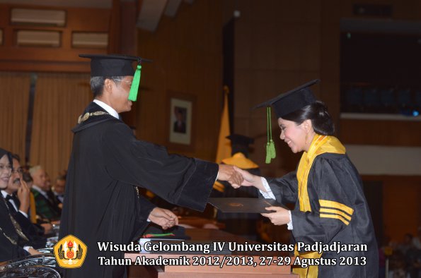 wisuda-unpad-gel-iv-ta-2012_2013-fakultas-keperawatan-oleh-dekan-058