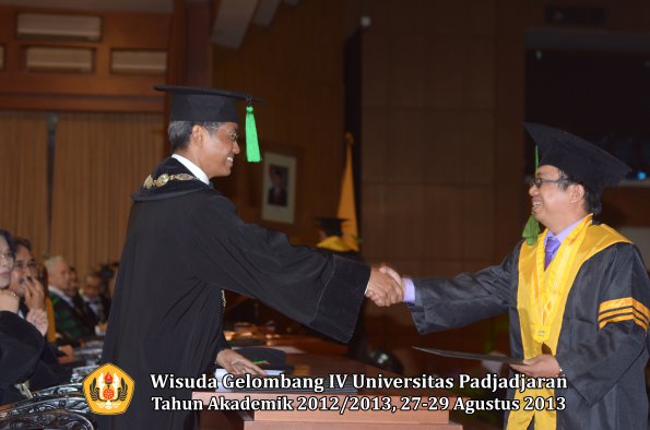 wisuda-unpad-gel-iv-ta-2012_2013-fakultas-keperawatan-oleh-dekan-060