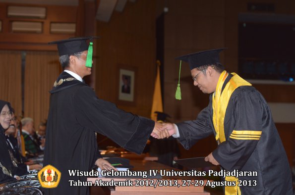 wisuda-unpad-gel-iv-ta-2012_2013-fakultas-keperawatan-oleh-dekan-061