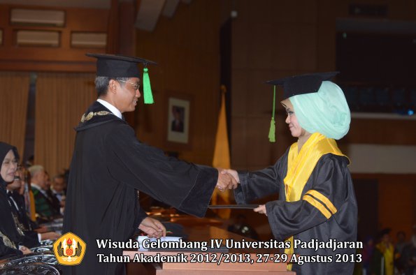 wisuda-unpad-gel-iv-ta-2012_2013-fakultas-keperawatan-oleh-dekan-062