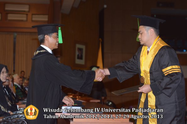 wisuda-unpad-gel-iv-ta-2012_2013-fakultas-keperawatan-oleh-dekan-063