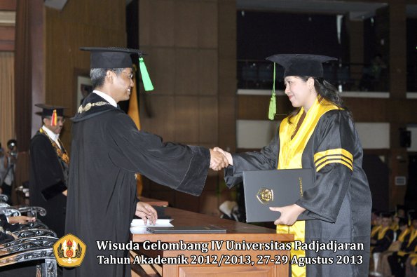 wisuda-unpad-gel-iv-ta-2012_2013-fakultas-keperawatan-oleh-dekan-064