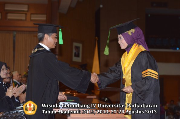 wisuda-unpad-gel-iv-ta-2012_2013-fakultas-keperawatan-oleh-dekan-065