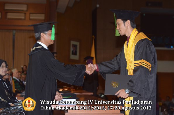 wisuda-unpad-gel-iv-ta-2012_2013-fakultas-keperawatan-oleh-dekan-066