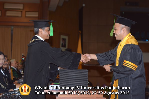 wisuda-unpad-gel-iv-ta-2012_2013-fakultas-keperawatan-oleh-dekan-067