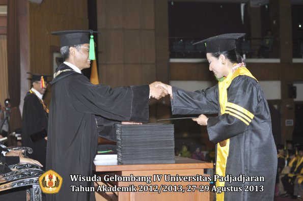 wisuda-unpad-gel-iv-ta-2012_2013-fakultas-keperawatan-oleh-dekan-068