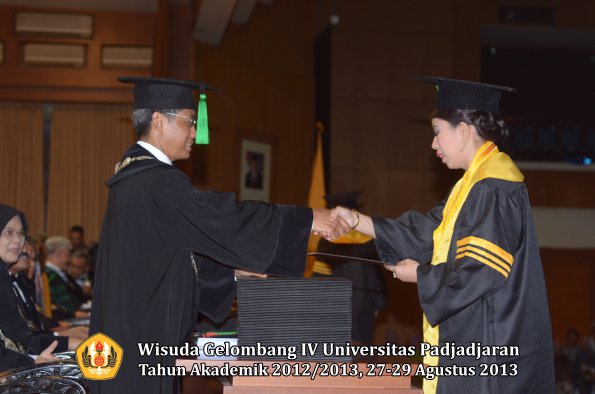 wisuda-unpad-gel-iv-ta-2012_2013-fakultas-keperawatan-oleh-dekan-069