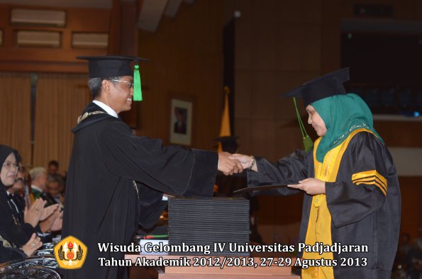 wisuda-unpad-gel-iv-ta-2012_2013-fakultas-keperawatan-oleh-dekan-070