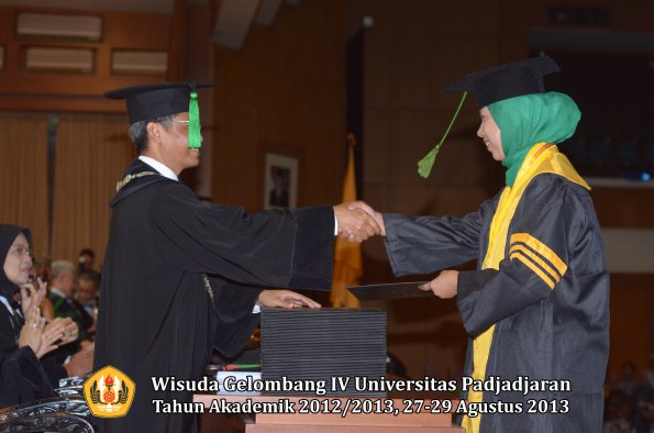 wisuda-unpad-gel-iv-ta-2012_2013-fakultas-keperawatan-oleh-dekan-071