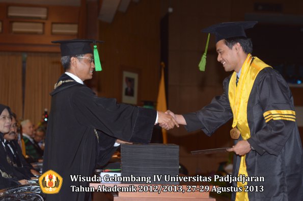 wisuda-unpad-gel-iv-ta-2012_2013-fakultas-keperawatan-oleh-dekan-072