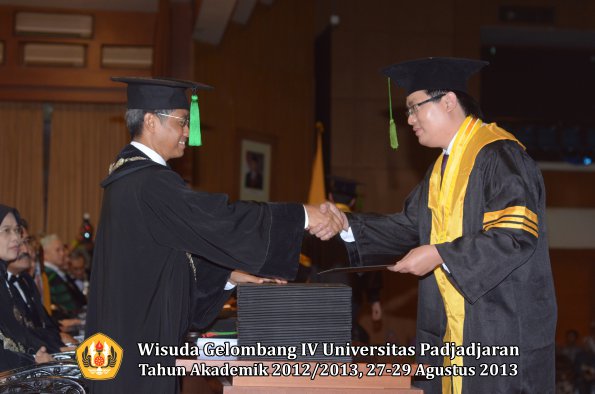 wisuda-unpad-gel-iv-ta-2012_2013-fakultas-keperawatan-oleh-dekan-073