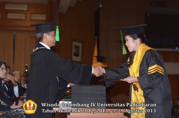 wisuda-unpad-gel-iv-ta-2012_2013-fakultas-keperawatan-oleh-dekan-074