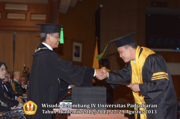 wisuda-unpad-gel-iv-ta-2012_2013-fakultas-keperawatan-oleh-dekan-075