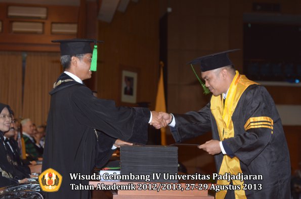 wisuda-unpad-gel-iv-ta-2012_2013-fakultas-keperawatan-oleh-dekan-076