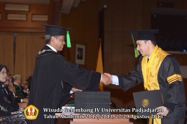 wisuda-unpad-gel-iv-ta-2012_2013-fakultas-keperawatan-oleh-dekan-077