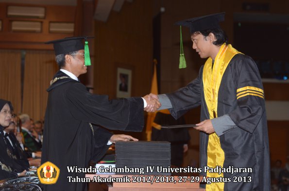 wisuda-unpad-gel-iv-ta-2012_2013-fakultas-keperawatan-oleh-dekan-078