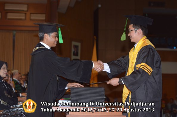 wisuda-unpad-gel-iv-ta-2012_2013-fakultas-keperawatan-oleh-dekan-079