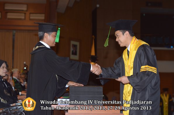 wisuda-unpad-gel-iv-ta-2012_2013-fakultas-keperawatan-oleh-dekan-080