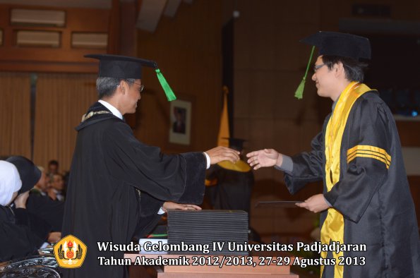 wisuda-unpad-gel-iv-ta-2012_2013-fakultas-keperawatan-oleh-dekan-082