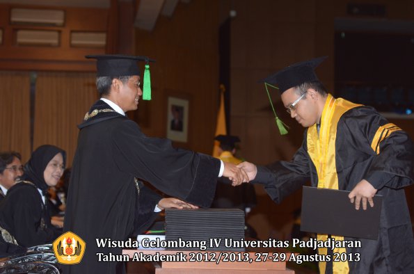 wisuda-unpad-gel-iv-ta-2012_2013-fakultas-keperawatan-oleh-dekan-084