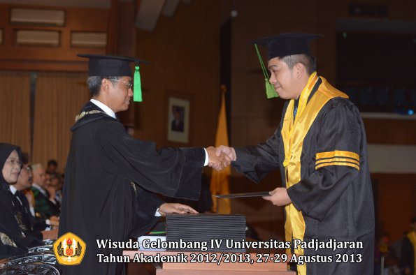 wisuda-unpad-gel-iv-ta-2012_2013-fakultas-keperawatan-oleh-dekan-088