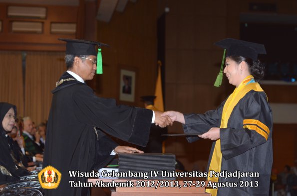 wisuda-unpad-gel-iv-ta-2012_2013-fakultas-keperawatan-oleh-dekan-089