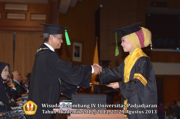 wisuda-unpad-gel-iv-ta-2012_2013-fakultas-keperawatan-oleh-dekan-091