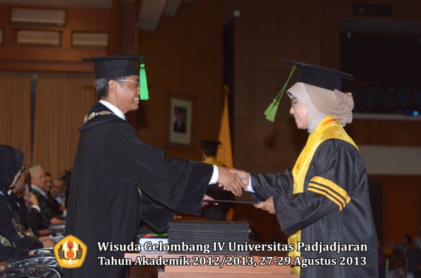 wisuda-unpad-gel-iv-ta-2012_2013-fakultas-keperawatan-oleh-dekan-093