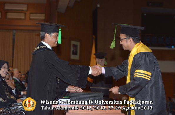 wisuda-unpad-gel-iv-ta-2012_2013-fakultas-keperawatan-oleh-dekan-094