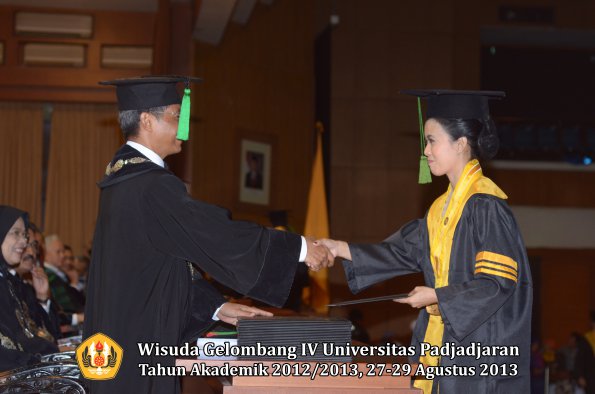 wisuda-unpad-gel-iv-ta-2012_2013-fakultas-keperawatan-oleh-dekan-095