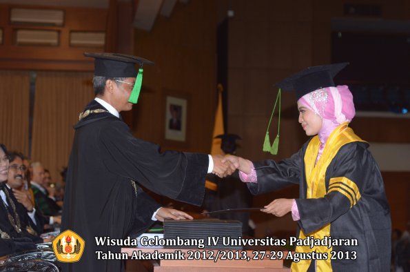 wisuda-unpad-gel-iv-ta-2012_2013-fakultas-keperawatan-oleh-dekan-096