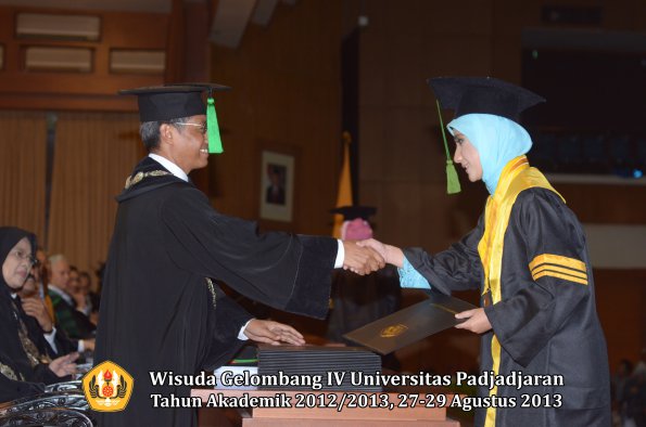 wisuda-unpad-gel-iv-ta-2012_2013-fakultas-keperawatan-oleh-dekan-097