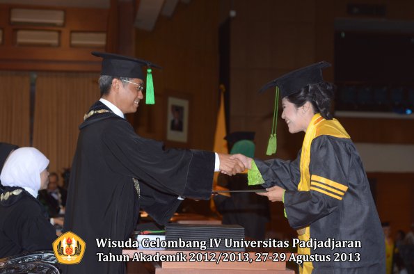 wisuda-unpad-gel-iv-ta-2012_2013-fakultas-keperawatan-oleh-dekan-099