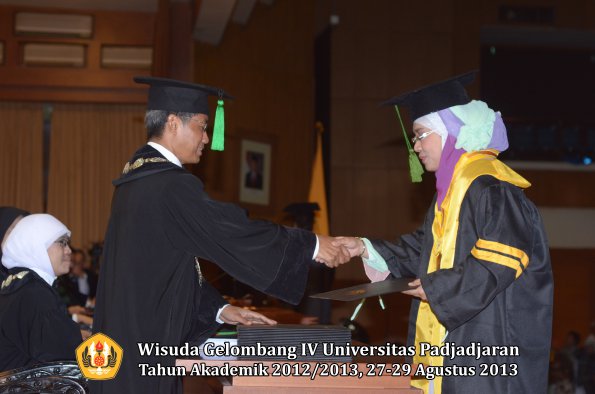 wisuda-unpad-gel-iv-ta-2012_2013-fakultas-keperawatan-oleh-dekan-100