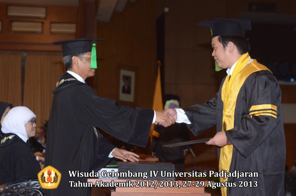 wisuda-unpad-gel-iv-ta-2012_2013-fakultas-keperawatan-oleh-dekan-101